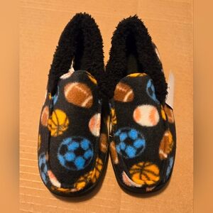 NWT Boy's Climatesmart by Cuddl Duds Sports Fleece Slippers, Size S (1/2)